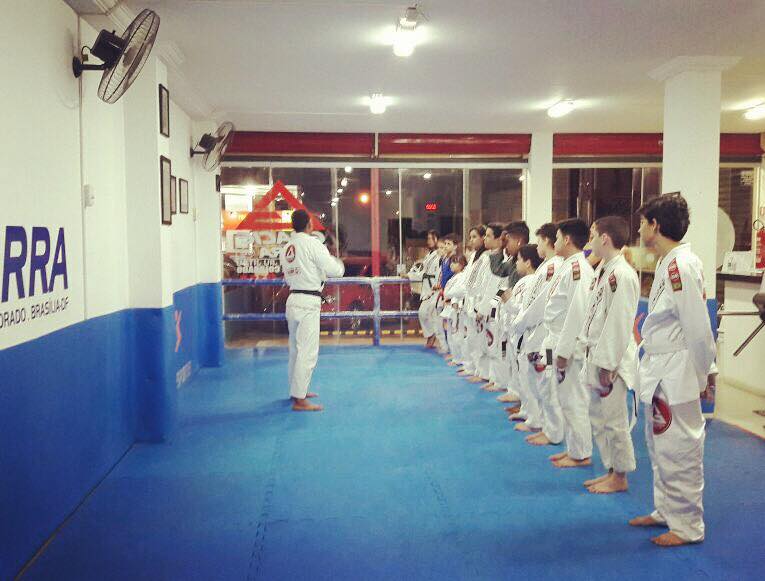 Professor conversando com alunos